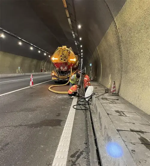 黄梅隧道排水渠清淤